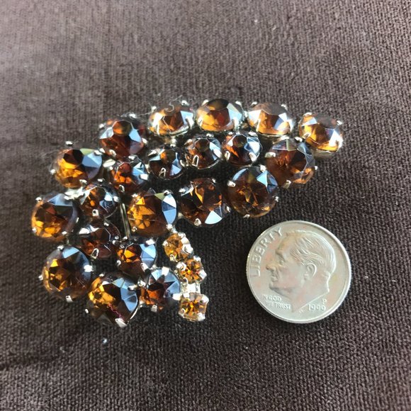 GRANDMAS  BROWN RHINESTONE BROOCH - Picture 1 of 2